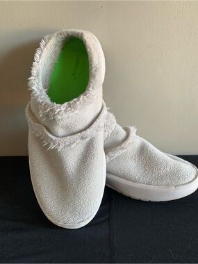 OOFOS OOcoozie White Recovery Slippers Women’s